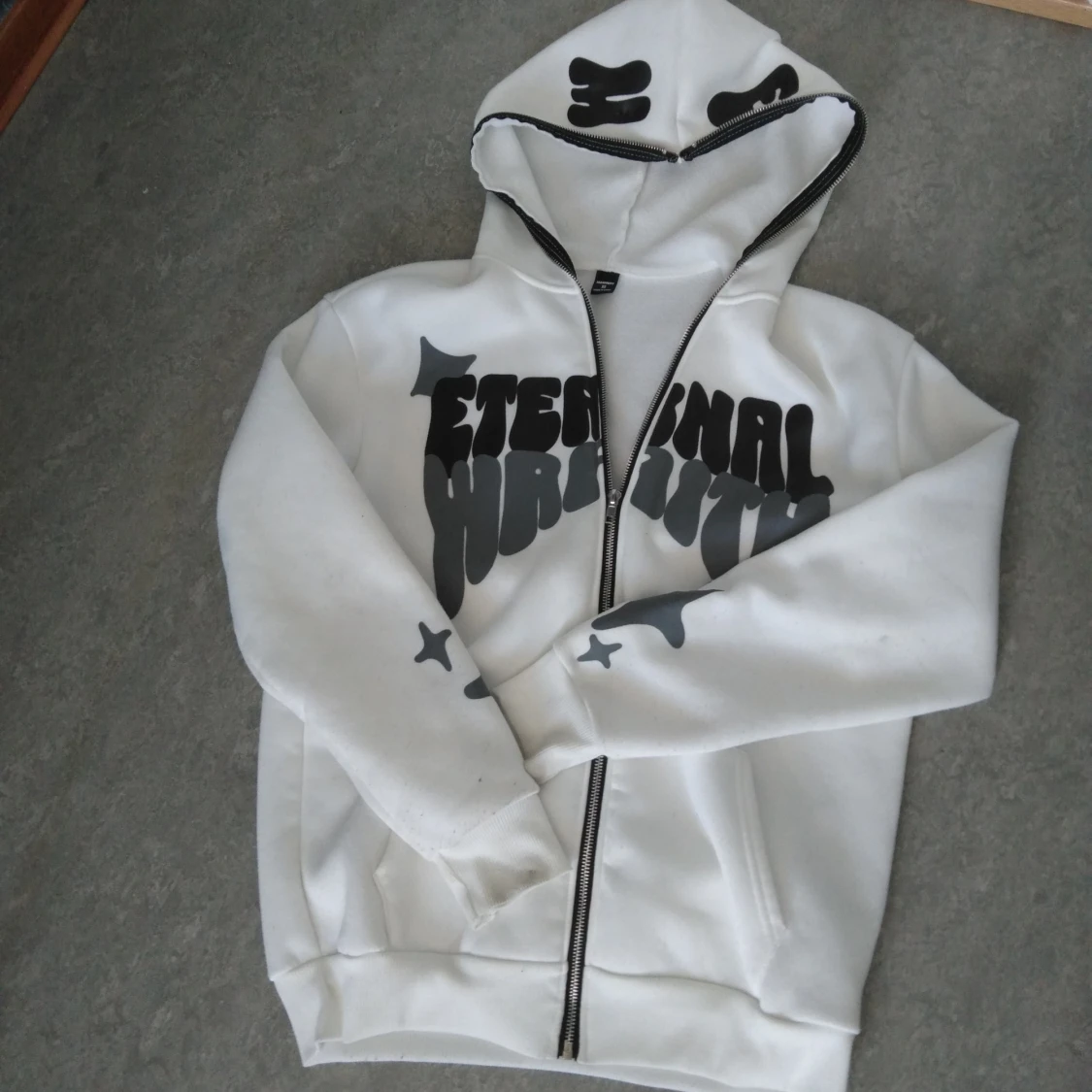 Vit hoodie med svart tryck och dragkedja - 1