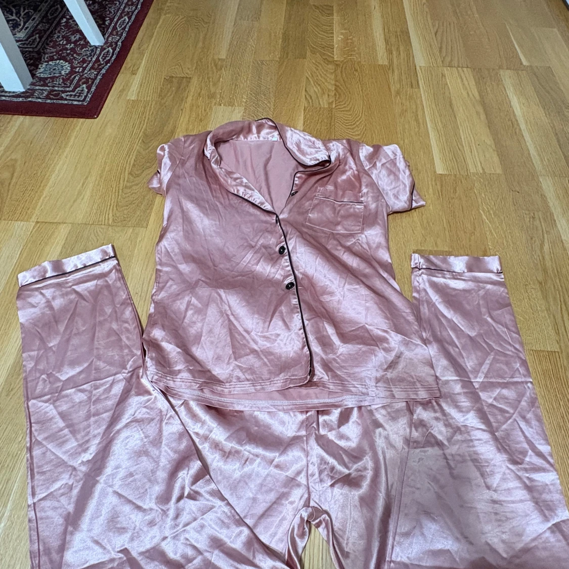 Rosa satinpajamas med långbyxor