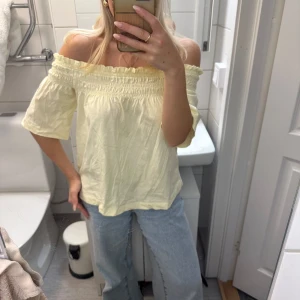 Off shoulder tröja  - Gul söt off shoulder från hm, knappt använd💛