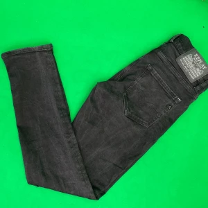Replay jeans  - Svarta jeans från Replay, modell MickyM med slim tapered fit. Snygg klassisk femficksdesign och diskreta Replay-detaljer på fickorna. Jeansen har en smal passform som smalnar av nedtill och är tillverkade i mjukt jeansmaterial med lite stretch för extra komfort. Använda 1 gång!