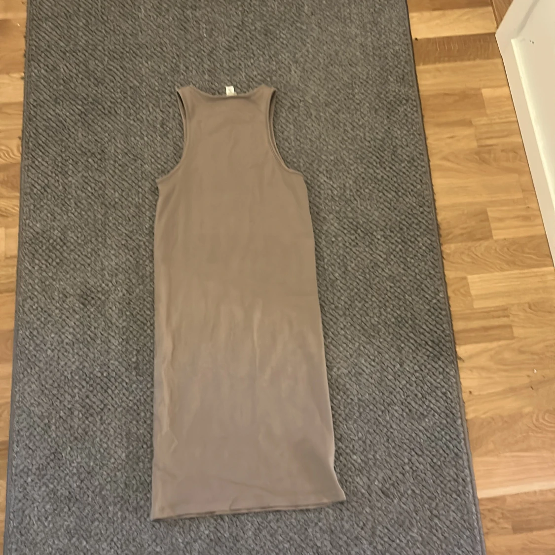 Beige ärmlös klänning från H&M - 1