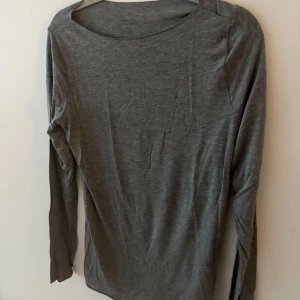 Grå långärmad tröja från Intimissimi - Superskön och tunn långärmad tröja från Intimissimi i storlek L. Färgen är grå och materialet är ultralätt kashmirblandning. Helt ny med prislapp, lite skrynklig då den bott i min garderob sen jag köpte den🥰