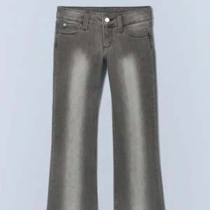 Grå superlågmidjade bootcut jeans  - Gråa låga jeans med bootcut. Säljer då dom är för korta. Fint skick knappt använda, originalpris är 400kr