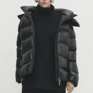 Svart pufferjacka massimo dutti - Säljer min svarta pufferjacka från massimo dutti. Jackan är i mycket bra skick och har använts ungefär 1,5 vinter! 