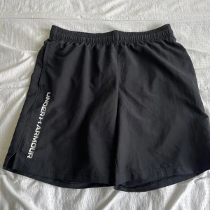 UNDER ARMOUR SHORTS - Hejsan 👋🏼 Säljer dessa par Under armour shorts som kommer med etikett och är helt nya och använd 1 gång (vid provning). Dessa shorts är i storlek S, säljer de på grund av att de är alldeles för små för mig :) om du är intresserad så är det bara att höra av sig till mig.   Nypris: 380 💸  