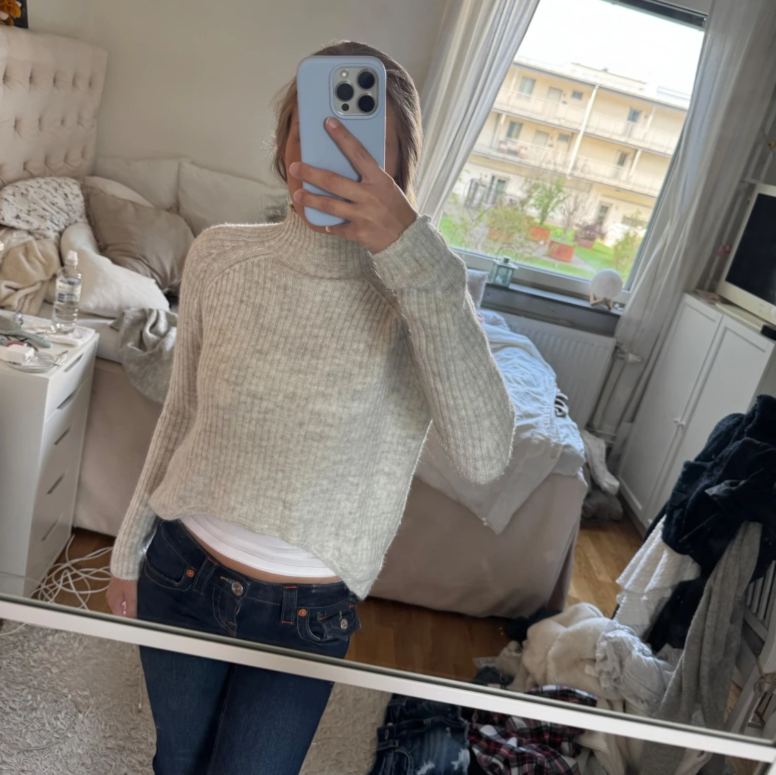 Ljusgrå croppad tröja