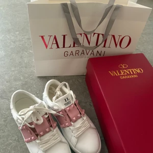 Valentino Rockstud sneakers vit/rosa - Jättefina, ser helt nya ut då jag knappt använt de.