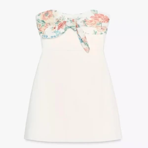 Zara klänning - Säljer denna slutsålda vita bandeau klänningen från zara. Ej kommit till bruk, alltså helt oanvänd och köptes i juni. 🌸