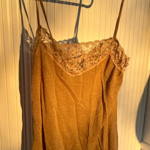 guldglittrig topp med spets - jättefint linne som är glittrigt i guld som inte kommer till användning därav säljs😊 skriv för fler bilder mm