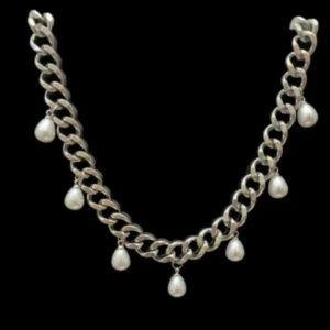 Silverhalsband med pärlor - Säljer det här jättefina halsbandet som är helt oanvänt, skriv för fler bilder eller måt! 