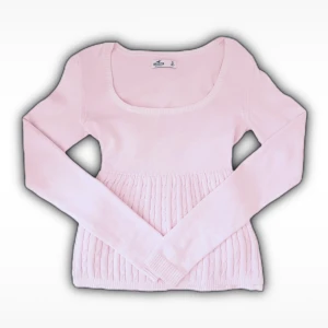 Ljusrosa stickad tröja Hollister S - Supersöt ljusrosa stickad tröja från Hollister med fyrkantig ringning och långa ärmar. Tröjan har ribbade muddar och ett snyggt stickat mönster nedtill som ger en extra touch. Perfekt för dig som gillar en feminin och trendig stil.köptes ursprungligen från USA för över 150$ + 30$ frakt och över 80€ moms!!sista bilden visar färgen bäst:))