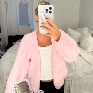 Ljusrosa stickad kofta Lindex  - Supermysig ljusrosa stickad kofta med oversized passform och långa ärmar. Koftan är öppen framtill utan knappar och har endast används två gånger