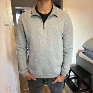 Ralph lauren swestshirt - En snygg Ralph lauren sweatshirt i väldigt fint skick utan skador. Tröjan är 2 gånger. Nypris är 2300kr. Storleken är en blandning mellan M-L