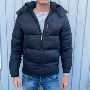 Polo Ralph Lauren jacka - Säljer nu denna jacka ifrån Polo Ralph Lauren då jag har köpt en ny, köpt i vintras för 6-7 tusen. den har en defekt (syns på sista bilden), kom privat vid minsta fråga eller fundering!