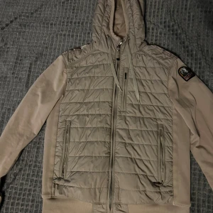 Parajumper Beige - En jättefin beige parajumper i storlek M jättefin skick, Äkta självklart ni kan få skan i dm, priset kan diskuteras