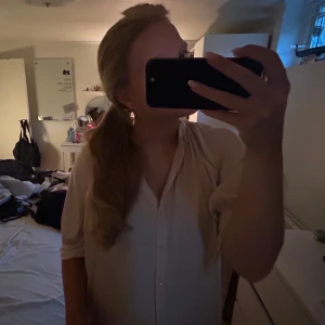 Ljusbeige blus med knappar från hm  - Superfin blus från hm, storlek 38