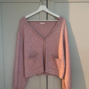 Rosa kofta från Nelly med fickor - Mysig rosa kofta från Nelly i storlek M men passar mig som är XS kan ha S nästan oanvänd 