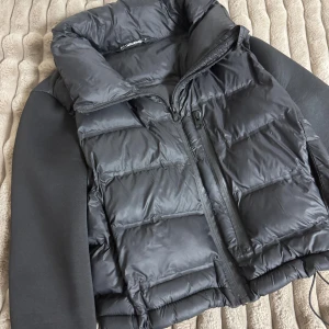 Zara jacka  - Perfekt för våran & hösten, passar även i större storlekar och mindre eftersom man kan justera hur tajt jackan ska sitta. 🥰 