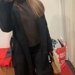 Svart lång kappa - Jättefin lång svart kappa 