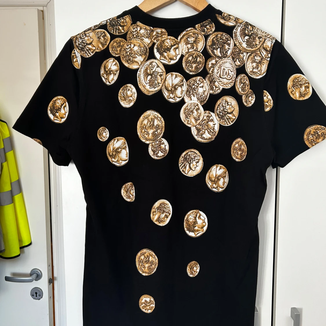 Svart t-shirt med guldmynt från Dolce & Gabbana - 1