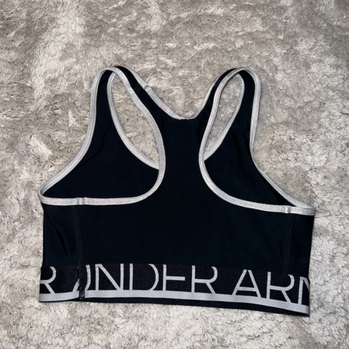 Svart sporttopp från Under Armour - 2