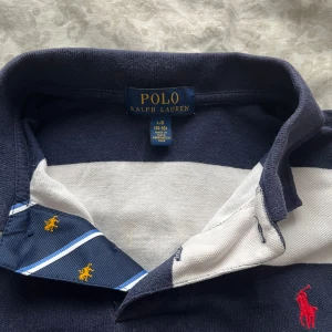 Randig Polo Ralph Lauren piké - En unik blå vit Ralph Lauren piké i bra skick.