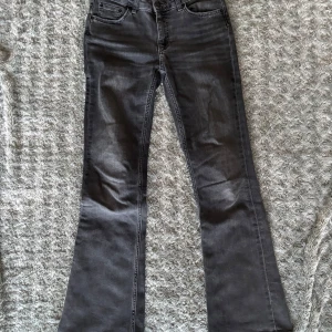 Svarta bootcut jeans Gina Tricot - Snygga svarta jeans i bootcot-modell i storlek 158 från Gina Tricot.🖤