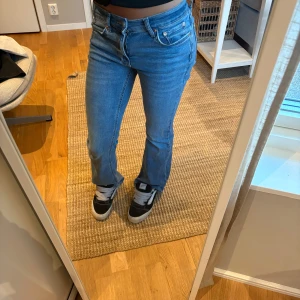 Blå jeans - Basic Blåa jeans frå Gina trico. Inget tempen på användning. Bootcut passform.💕