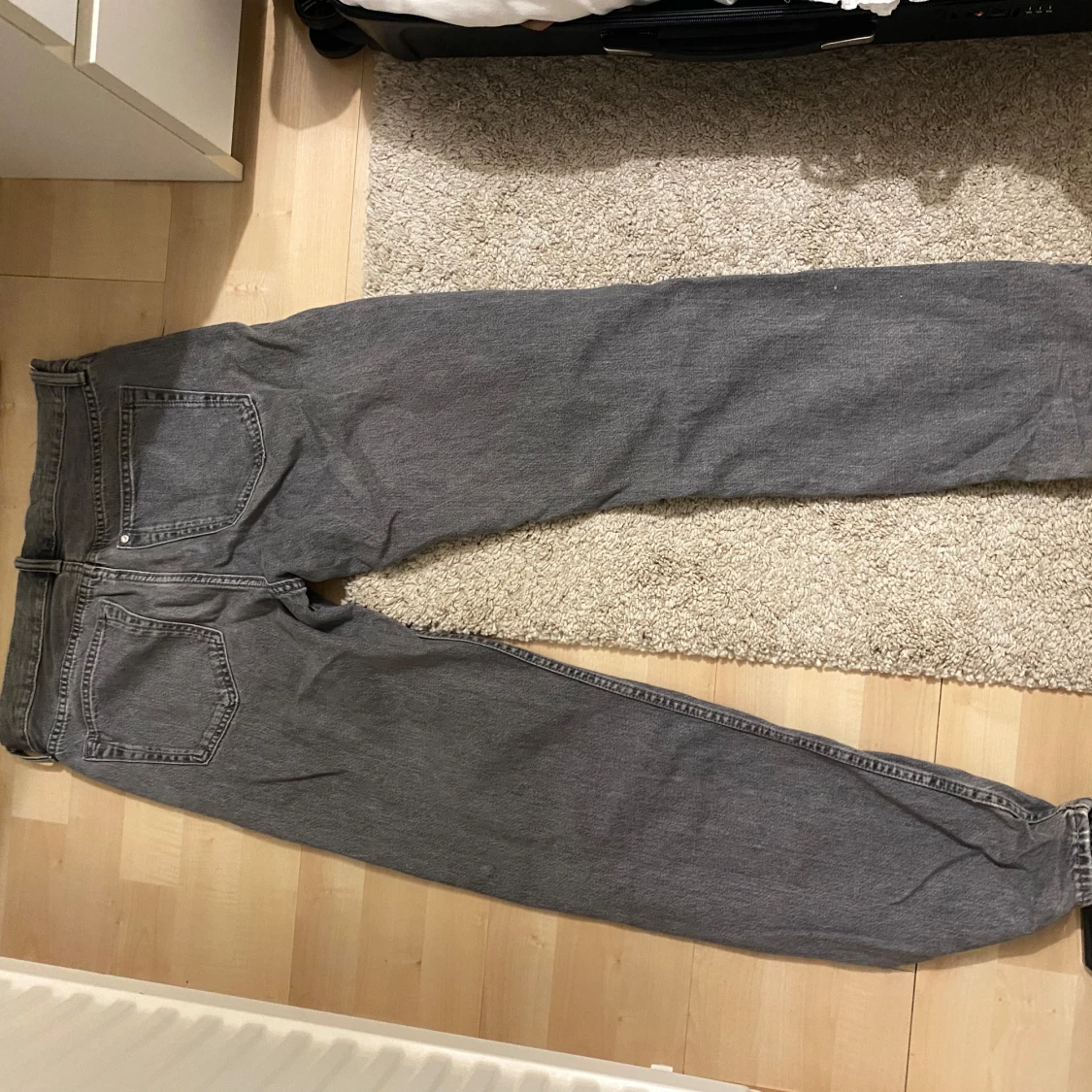 Grå relaxed fit jeans från H&M - 1