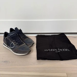 Philippe Model mörkgrå sneakers - Snygga sneakers från Philippe Model riktigt bra skick, endast dustbag och skor medförljer, priset är ej hugget i sten så kom med bud.