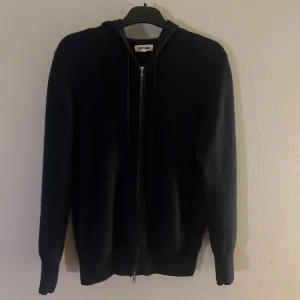 Blå hoodie i kashmir från Soft Goat - Säljer min soft goat tröja inget fel på den förut litet hål vid magen som jag kan visa bättre bild på i dm ny pris 3000 mit pris 700
