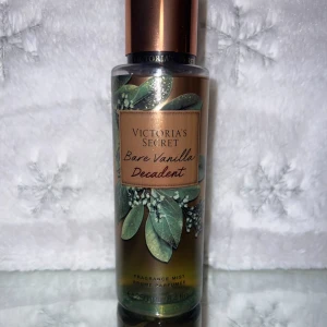 Victoria's Secret Bare Vanilla Decadent Mist - Parfymmist med doft av vanilj och amber från Victoria's Secret. Flaskan rymmer 250 ml. Perfekt för dig som älskar varma, söta dofter.