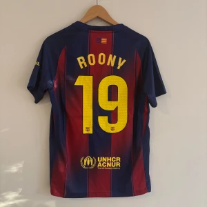 Roony Bardghji fotbollströja FC Barcelona 25/26 - Helt ny Barcelona fotbollströja replika med Roony på ryggen. Strl S