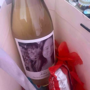 Anpassad vinettiket - Ge bort en vinflaska med en unik touch! Perfekt som present till födelsedagar, överraskningar eller till någon du tycker om. 	•	Självhäftande etikett – enkel att fästa på valfri flaska 	•	Unik design som inte finns i butik 	•	Gör din present minnesvärd och personlig 