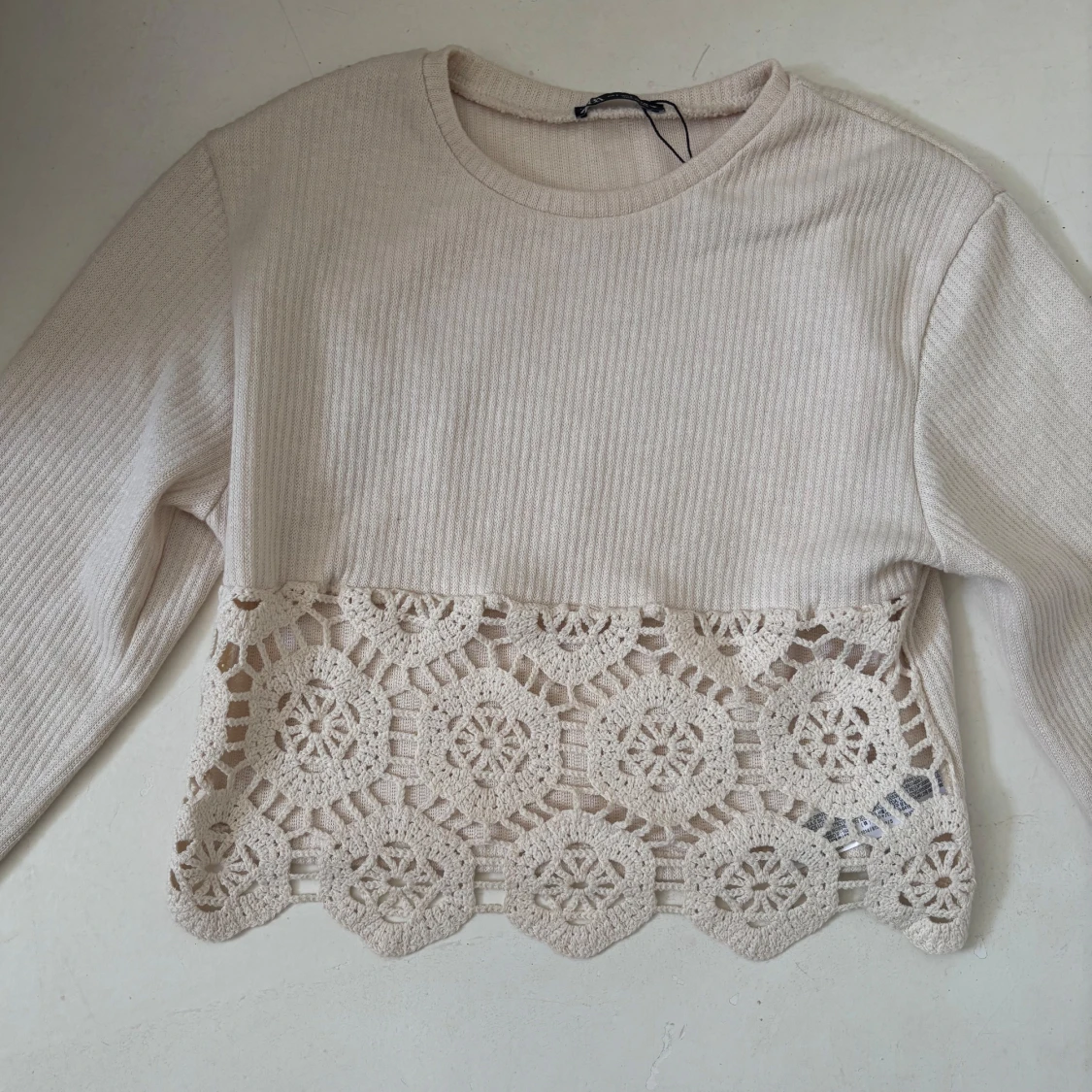 Beige tröja med virkad spets - 1