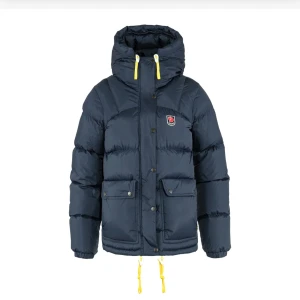 Mörkblå dunjacka från Fjällräven - Säljer en jätte snygg mörkblå dunjacka från Fjällräven. Använd max 4 gånger. Expedition Series❣️