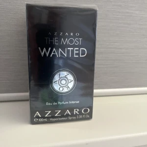 Azzaro The Most Wanted EdP 100ml - Azzaro The Most Wanted Eau de Parfum Intense är en maskulin parfym i en snygg svart förpackning med silverdetaljer. Flaskan rymmer 100 ml och har en modern, stilren design som känns lyxig och cool.