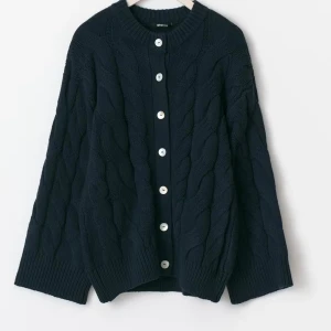 Mörkblå kabelstickad kofta med knappar - Säljer en mörkblå kabelstickad kofta från Gina Tricot. Koftan har stora vita knappar framtill, grovstickat mönster. Nypris 459❤️ Säljer även en vit i XL