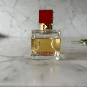 Valentino Voce Viva EdP - Valentino Vice Viva EdP 30ml. Inköptes på Kicks för ca 2 år sedan (kvitta kan hittas om önskas). Säljer så jag använder den extremt sällan. 80% kvar. Nypris 1000:-