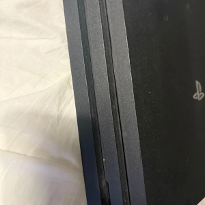 Playstation 4 pro - Funkar perfekt 2 kontroller följer med och tillbehör. Inga tecken på slitage eller fel på den