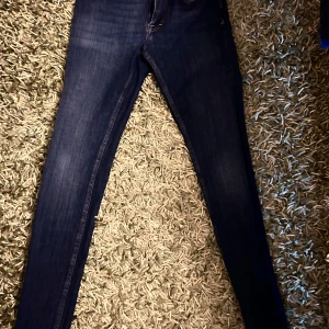 Mörkblå skinny jeans från tiger, 28/30 - Snygga mörkblå skinny jeans i klassisk femficksmodell, Tiger Slight. Jeansen har smal passform, normal midja och är gjorda i stretchigt denimtyg för en bekväm känsla. Perfekta till sneakers eller boots.