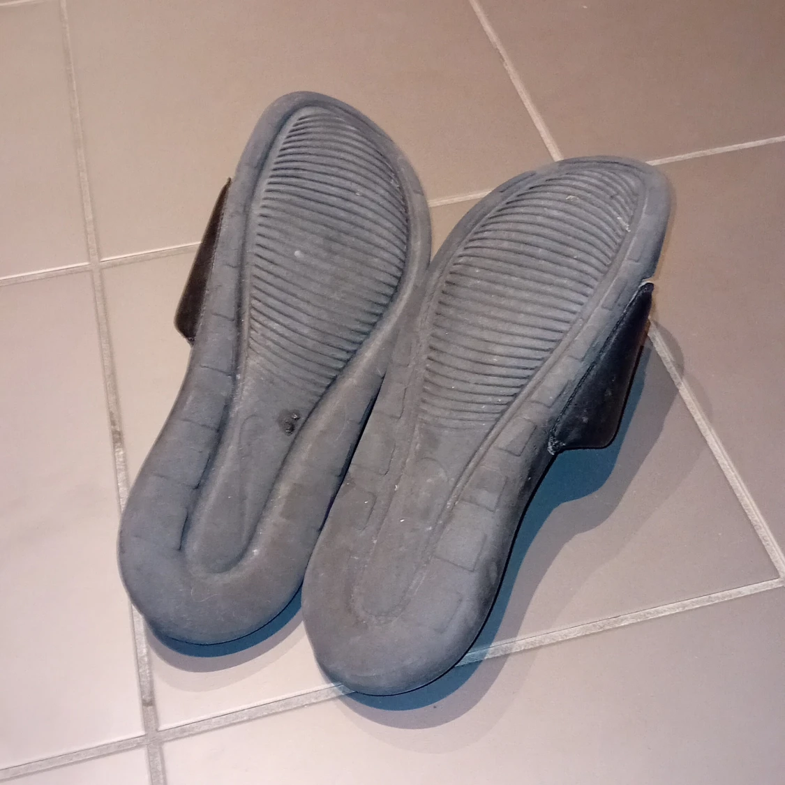 Svarta Nike sandaler med vit logga - 2