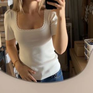 Vit stickad topp  - Super fina tröjan från Pieces, men köpt på Nelly! Den är fin stickad i materialet och har lite detaljer vid kragen och även lite på axlarna🌸 Använd endast vid 2 tillfällen, i ny skick!! Nypris: ca 300kr