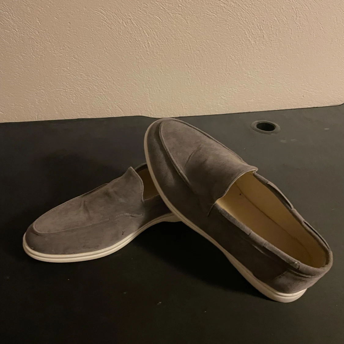 Grå mockaloafers med vit sula - 1