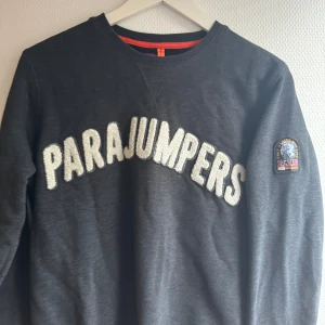 Mörkgrå fleece-tröja från Parajumper - Mörkgrå fleece-tröja från Parajumpers. Köpt för typ 6 år sen men den var för liten redan då och har legat i min garderob sen dess, knappt använd. Storleken säger M men passar nog mer åt S/XS hållet. 