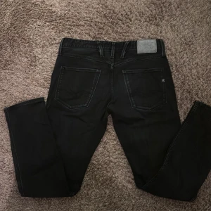 Svarta Replay 31,32 - Svarta jeans från replay, säljer för dem eftersom dem har blivit för små, storleken är 31 i midja och 32 längd men passar även 31 längd, dem är i riktigt bra skick och hör er av om något ni funderar på eller skulle vilja veta