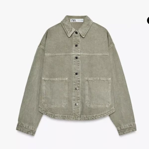 Grön jeansjacka från Zara - Stilren grön jeansjacka från Zara. Helt ny, endast använd 1 gång!🥰så skön och perfekt till skolan💕