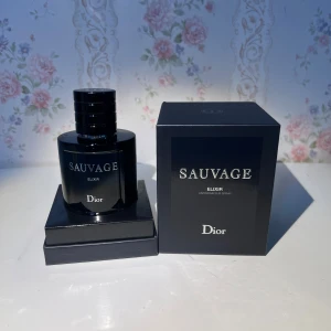 Dior Sauvage Elixir 100ml parfym - Dior Sauvage Elixir är en intensiv parfym i en elegant mörkblå glasflaska med silverdetaljer. Flaskan rymmer 100 ml och har en stilren, rund form med matchande svart lock. Kommer i originalkartong med tydlig märkning och exklusiv känsla.