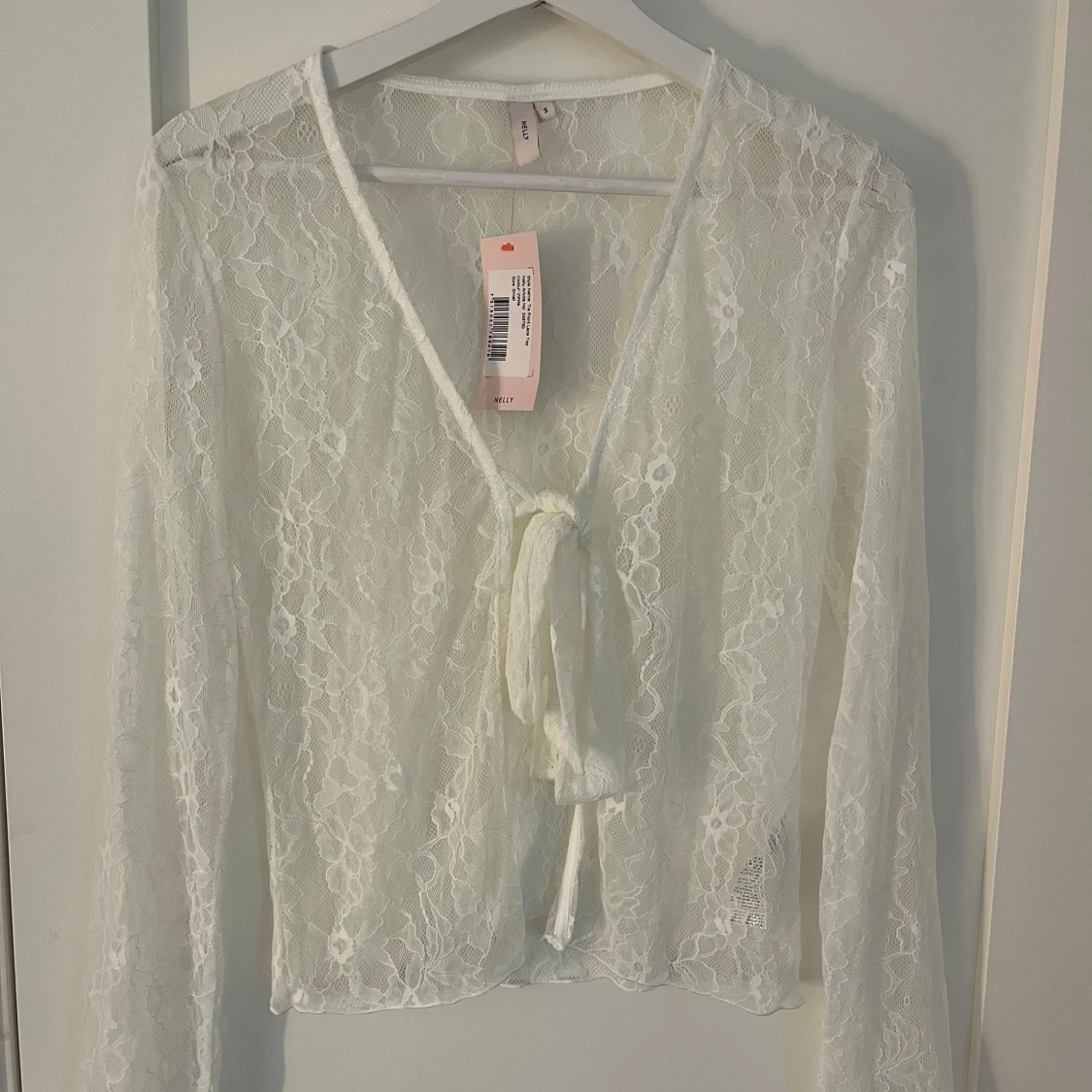 Vit spetstopp med knyt från Nelly