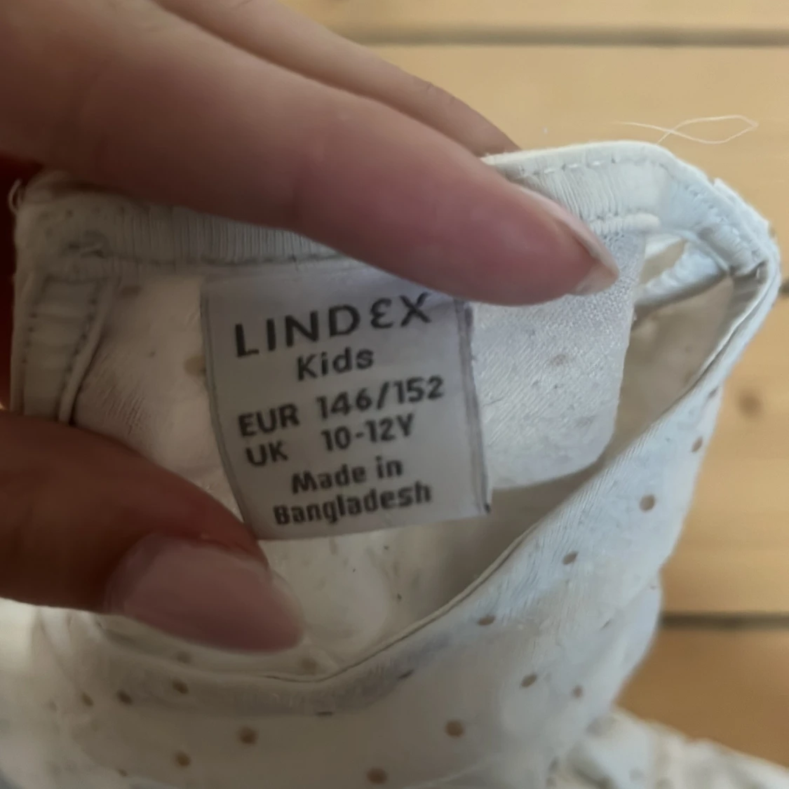 Vit prickig blus med volangärmar - 4